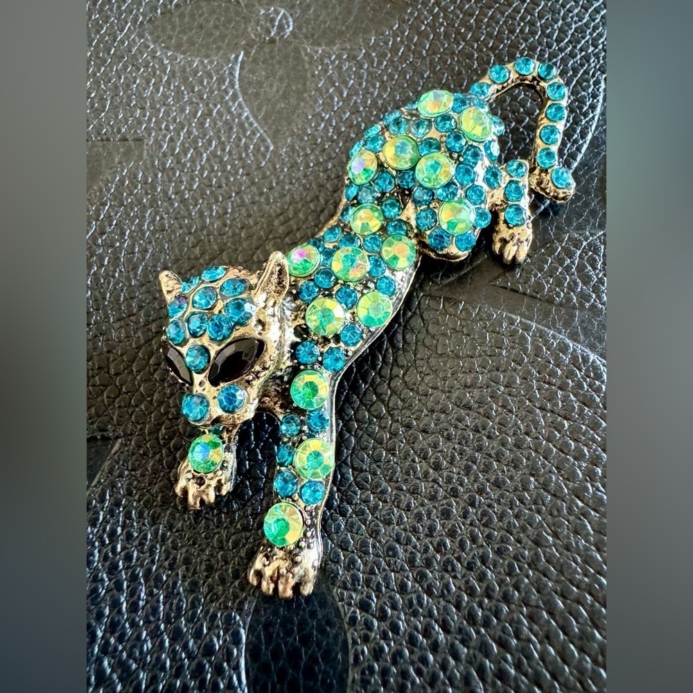 New Teal Blue & Iridescent Faceted Crystal Leopard Gold Tone Pin Brooch - 2.5” - Picture 2 of 8